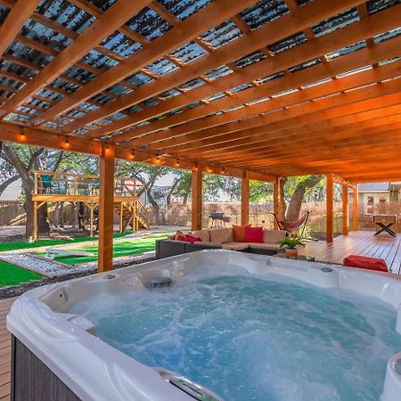 Luxurious Home With Hot Tub & Tree Deck By 6Flags San Antonio Exterior foto