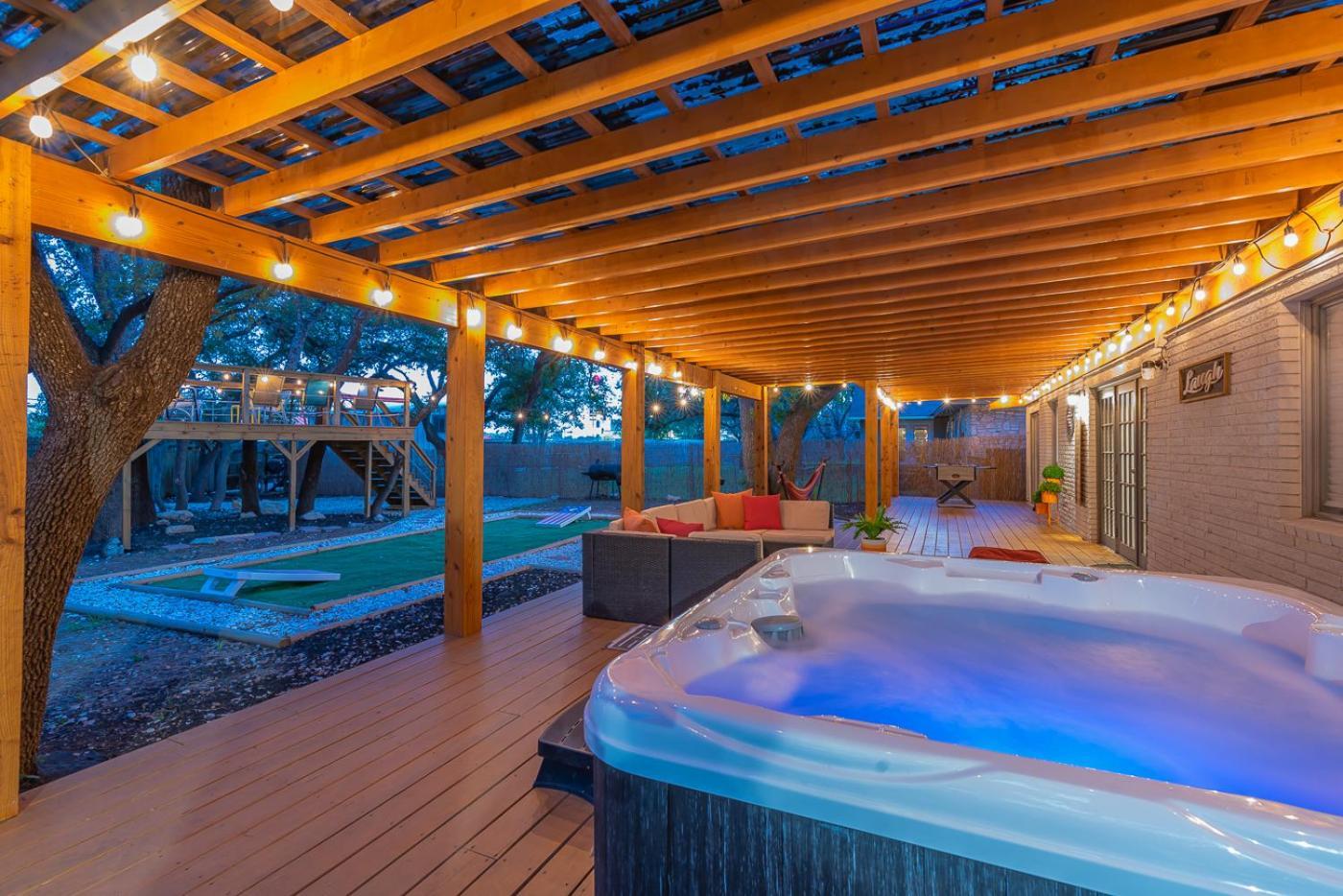 Luxurious Home With Hot Tub & Tree Deck By 6Flags San Antonio Exterior foto