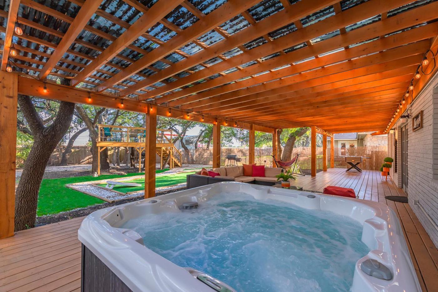 Luxurious Home With Hot Tub & Tree Deck By 6Flags San Antonio Exterior foto
